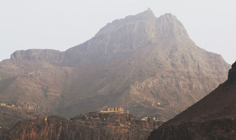 المناطق الحدودية بين محافظتي الضالع وإب