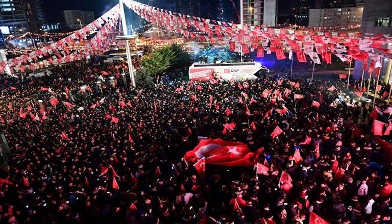 مؤيدو حزب الشعب يحتفلون أمام مقر الحزب في أنقرة