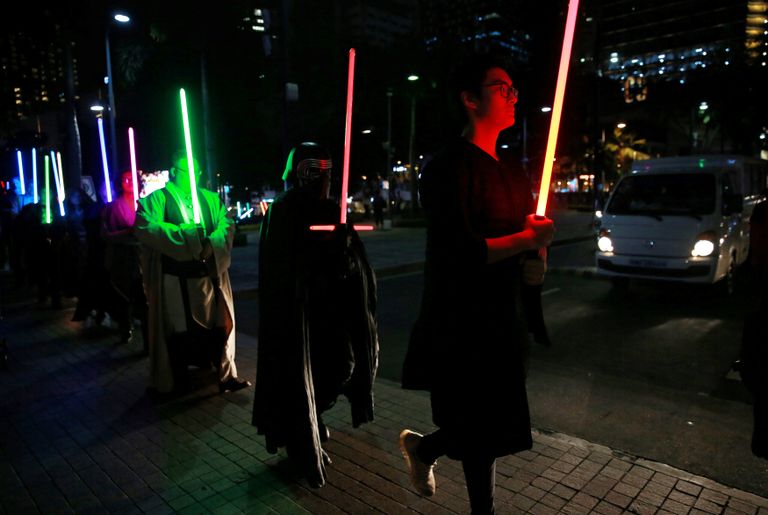 عشرات الفلبينيين يشاركون بسيوف "حرب النجوم" في فعالية "ساعة الأرض"