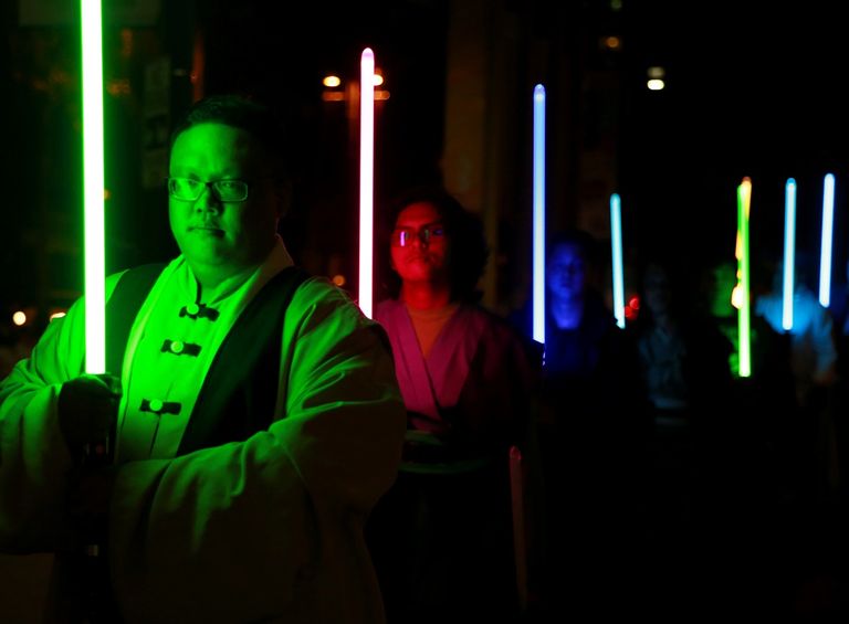 عشرات الفلبينيين يشاركون بسيوف "حرب النجوم" في فعالية "ساعة الأرض"