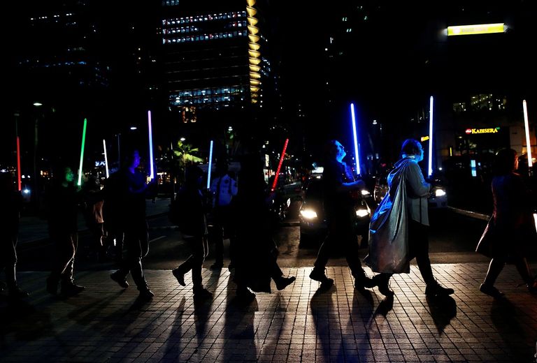 عشرات الفلبينيين يشاركون بسيوف "حرب النجوم" في فعالية "ساعة الأرض"