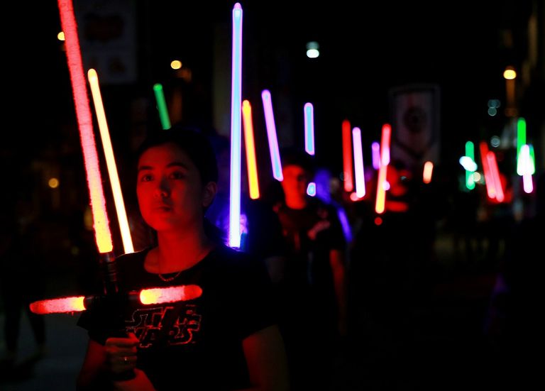 عشرات الفلبينيين يشاركون بسيوف "حرب النجوم" في فعالية "ساعة الأرض"