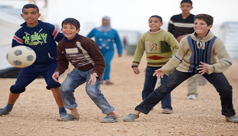 مباراة كرة قدم لأطفال سوريين في أحد مخيمات اللاجئين