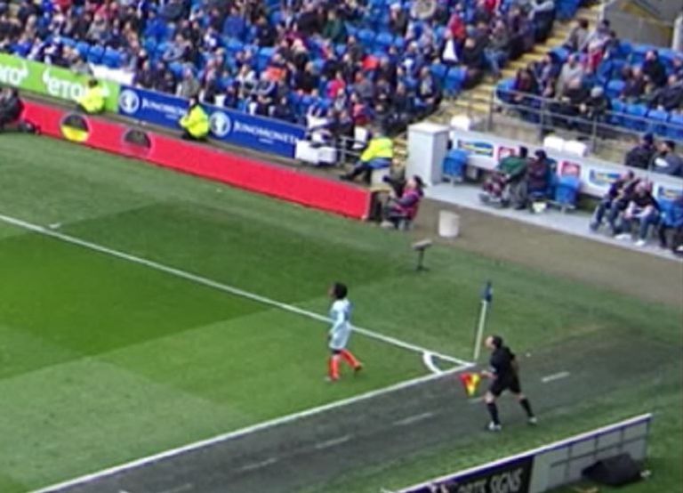 ويليان يعيق رؤية الحكم المساعد هدف تشيلسي الأول في كارديف سيتي