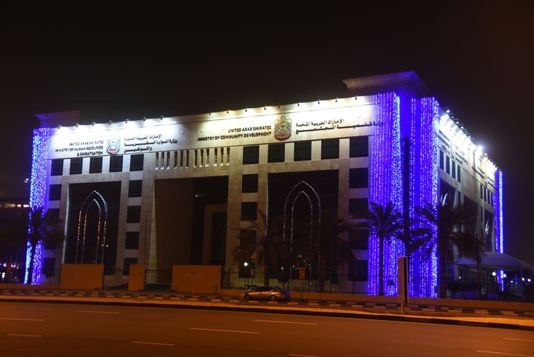 صورة أرشيفية لأحد المباني وهو يضيء بالإضاءة الزرقاء وزارة تنمية المجتمع تحتفل باليوم العالمي للتوحد