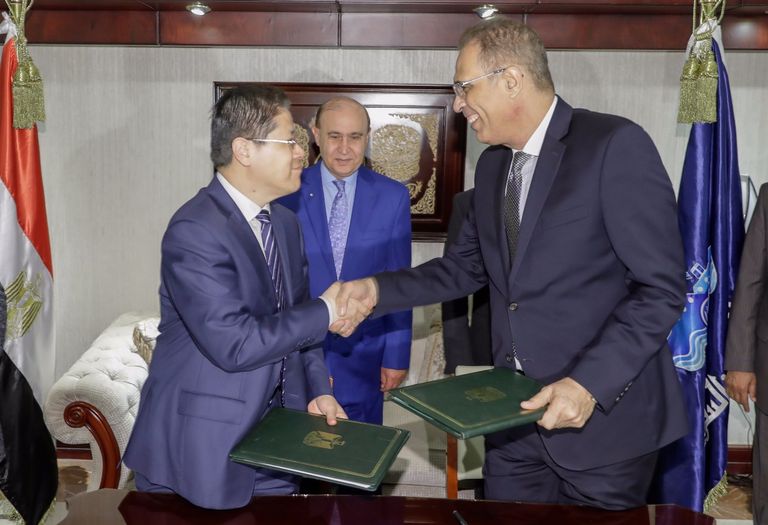 رئيس هيئة قناة السويس يشهد توقيع الاتفاقية بين الجانبين المصري والصيني