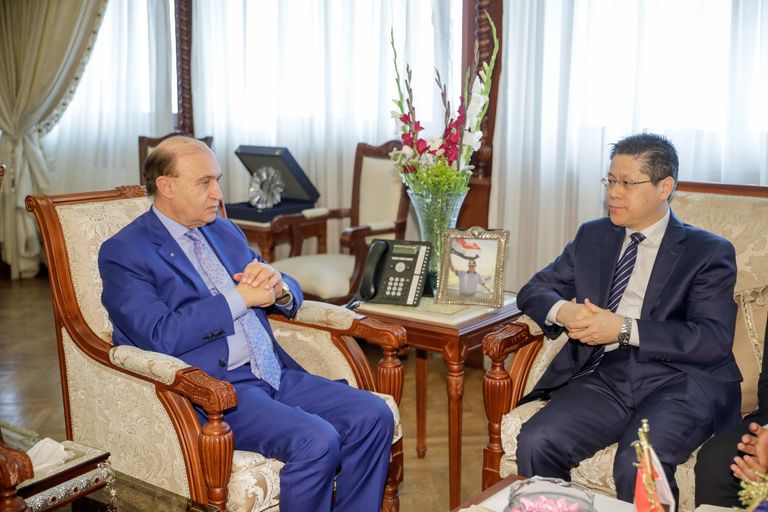 رئيس هيئة قناة السويس يشهد توقيع الاتفاقية بين الجانبين المصري والصيني