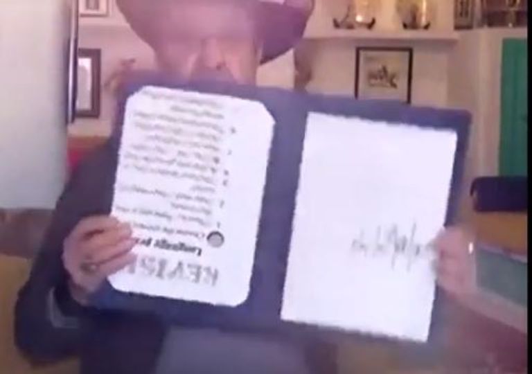 دريد لحام مرتدياً قبعة رعاة البقر في الفيديو الساخر