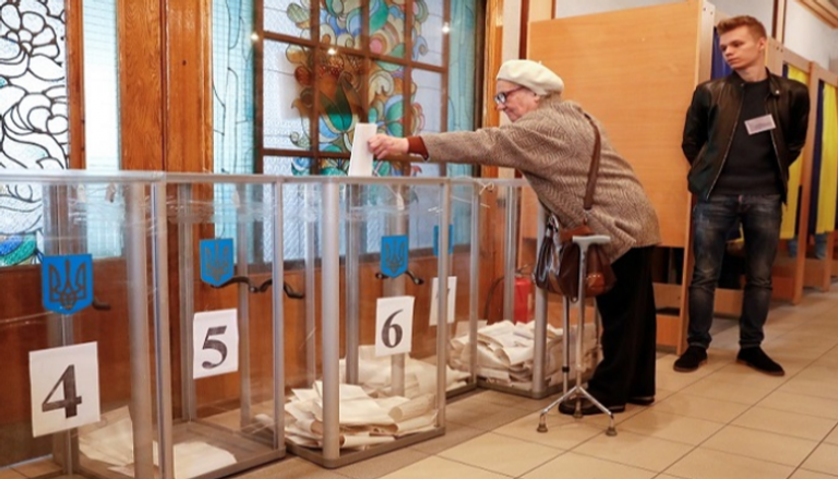 ناخبة أوكرانية تدلي بصوتها في الانتخابات الرئاسية