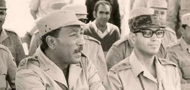 الفريق الشاذلي بجوار الرئيس الراحل أنور السادات شاهدان الشاذلي ووالدها الجنرال أحد أبطال حرب أكتوبر المجيدة