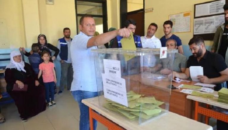 جانب من عمليات التصويت في الانتخابات المحلية التركية