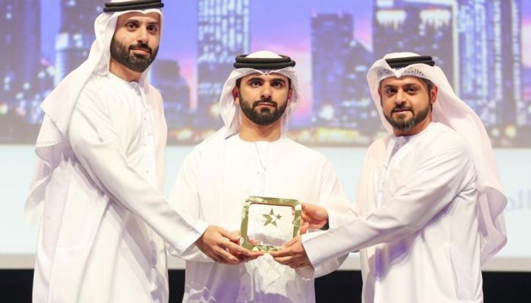 منصور بن محمد يكرم الفائزين بجوائز التميز لقطاع الأعمال 