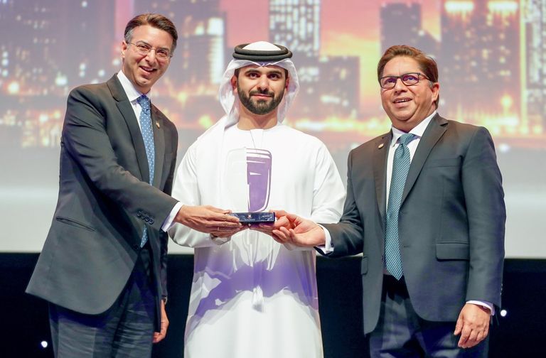 منصور بن محمد يكرم الفائزين بجوائز التميز لقطاع الأعمال