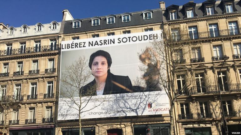 جدارية ستودة أعلى واجهة نقابة المحامين الفرنسيين المحامية الإيرانية نسرين ستودة- أرشيفية