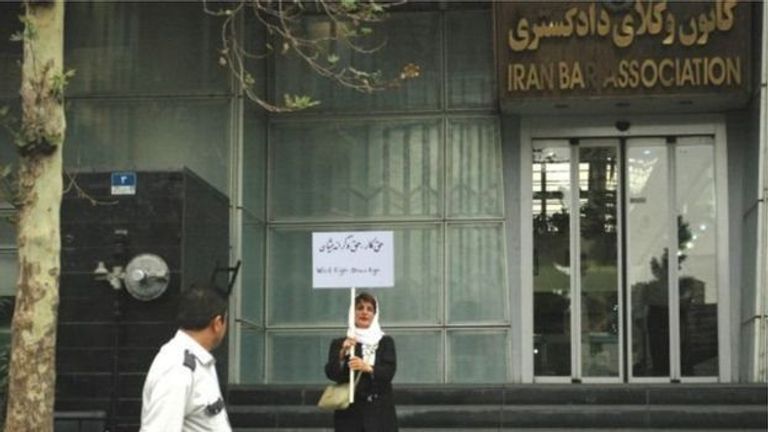 ستودة ناضلت لنيل حقوق سجناء سياسيين أمام نقابة المحامين في طهران المحامية الإيرانية نسرين ستودة- أرشيفية