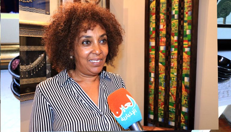 سياح يتجولون داخل معرض القديس جورج في إثيوبيا