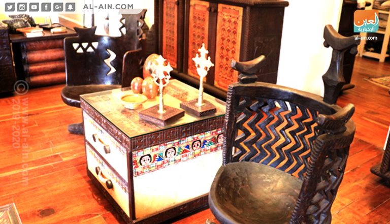 سياح يتجولون داخل معرض القديس جورج في إثيوبيا