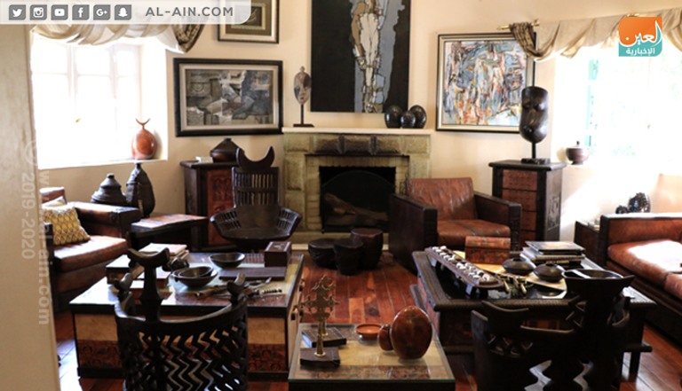 سياح يتجولون داخل معرض القديس جورج في إثيوبيا