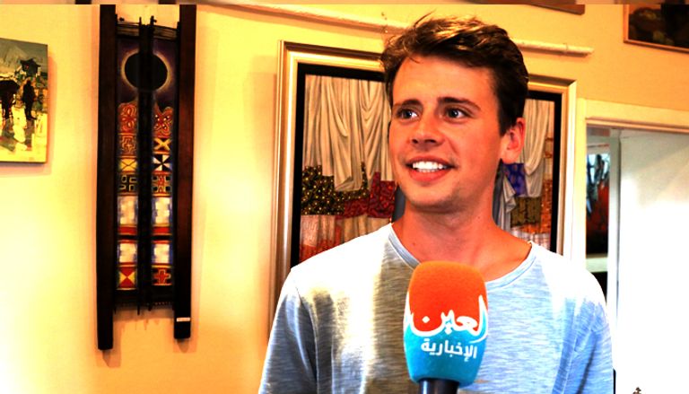 سياح يتجولون داخل معرض القديس جورج في إثيوبيا