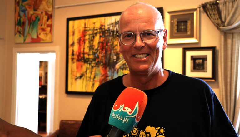 سياح يتجولون داخل معرض القديس جورج في إثيوبيا