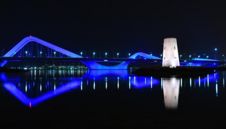 إضاءة جسر الشيخ زايد في أبوظبي بالأزرق احتفالا باليوم العالمي للتوحد 