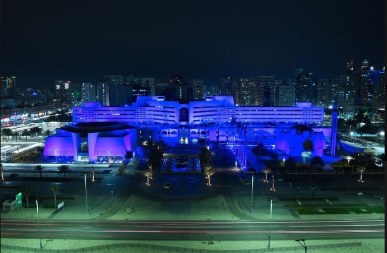 إضاءة جسر الشيخ زايد في أبوظبي بالأزرق احتفالا باليوم العالمي للتوحد