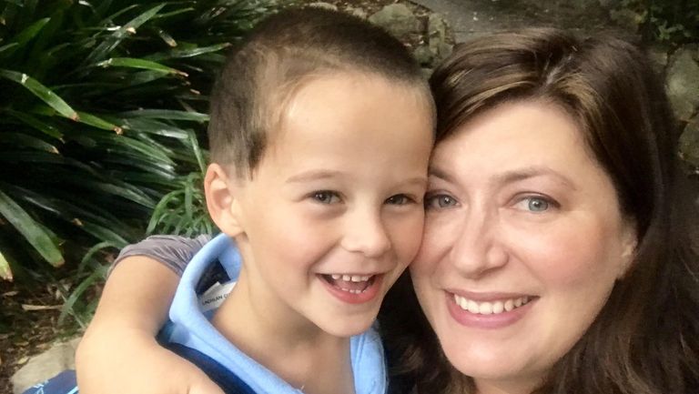 السيدة كامينز وابنها والكتاب