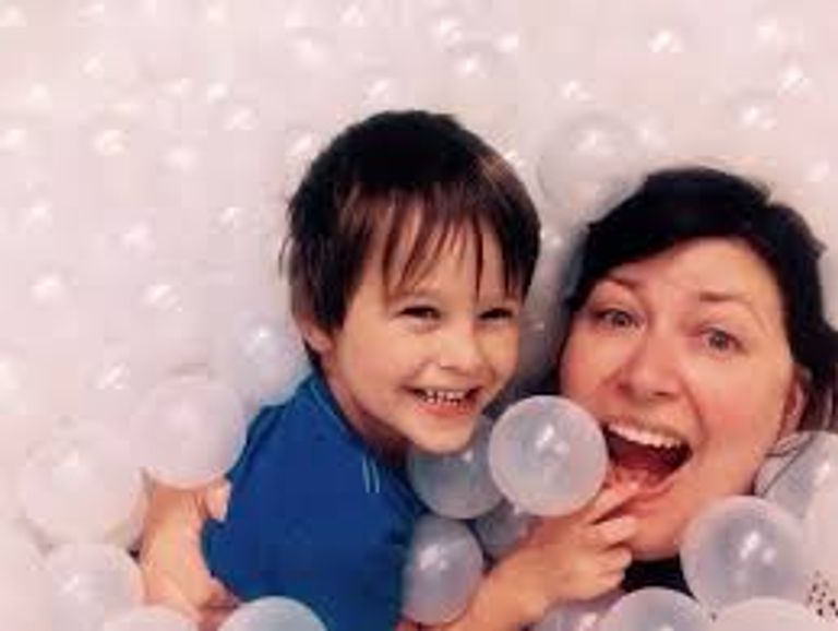 السيدة كامينز وابنها والكتاب