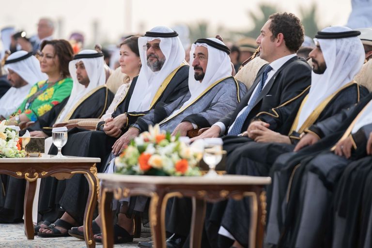 سلطان القاسمي يتسلم القلادة الذهبية للمنظمة العالمية للفن الشعبي