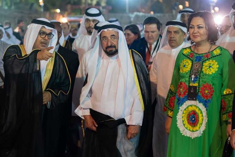 سلطان القاسمي يتسلم القلادة الذهبية للمنظمة العالمية للفن الشعبي