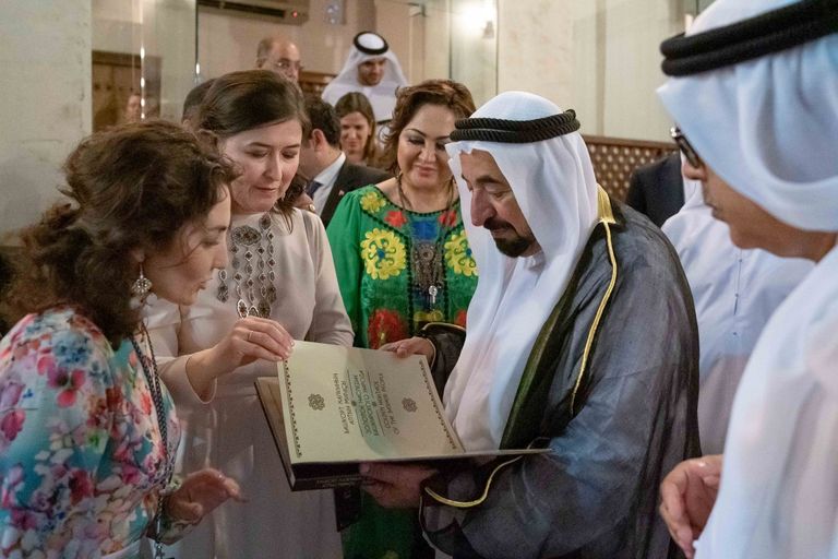 سلطان القاسمي يتسلم القلادة الذهبية للمنظمة العالمية للفن الشعبي