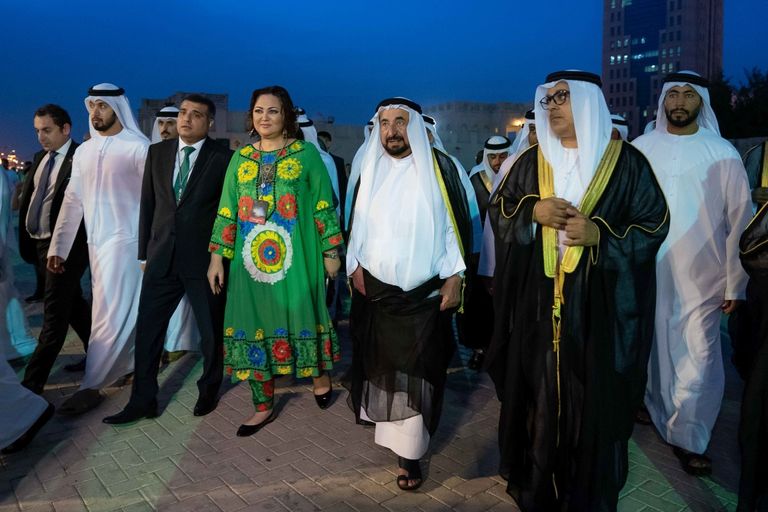 سلطان القاسمي يتسلم القلادة الذهبية للمنظمة العالمية للفن الشعبي