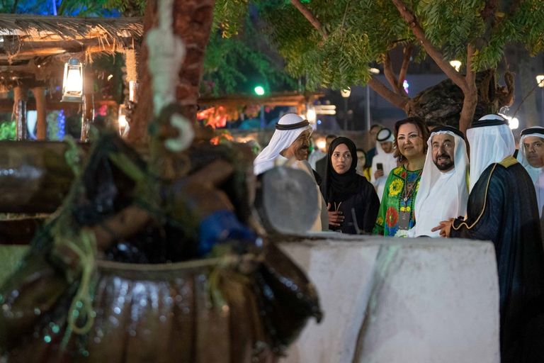 سلطان القاسمي يتسلم القلادة الذهبية للمنظمة العالمية للفن الشعبي