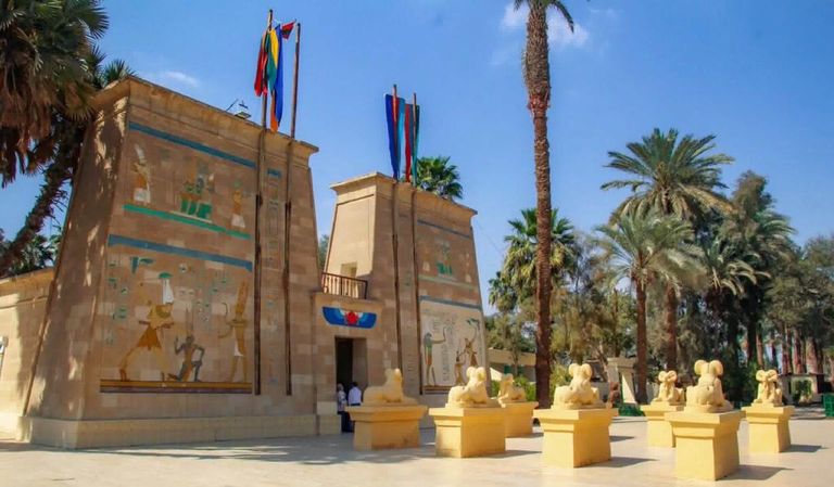 القرية الفرعونية بمصر تستضيف عروضا تراثية من 20 دولة