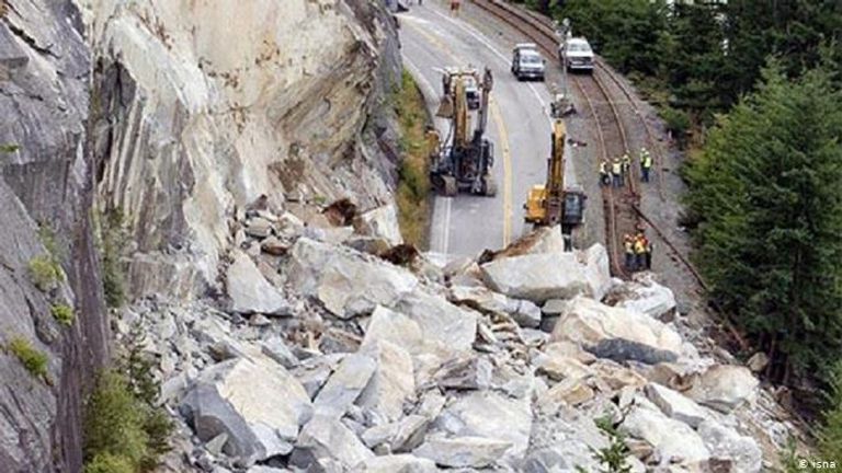 توقف مسار قطارات في إيران بسبب انهيارات جبلية