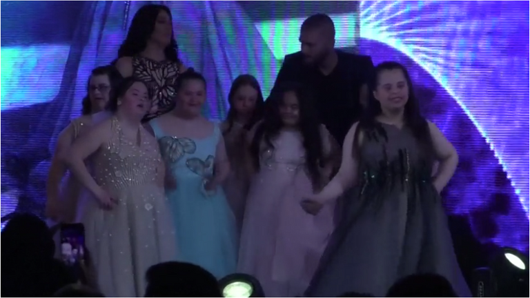 مشارِكة ضمن عرض الأزياء لأطفال متلازمة داون