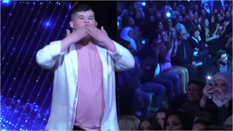 مشارِكة ضمن عرض الأزياء لأطفال متلازمة داون