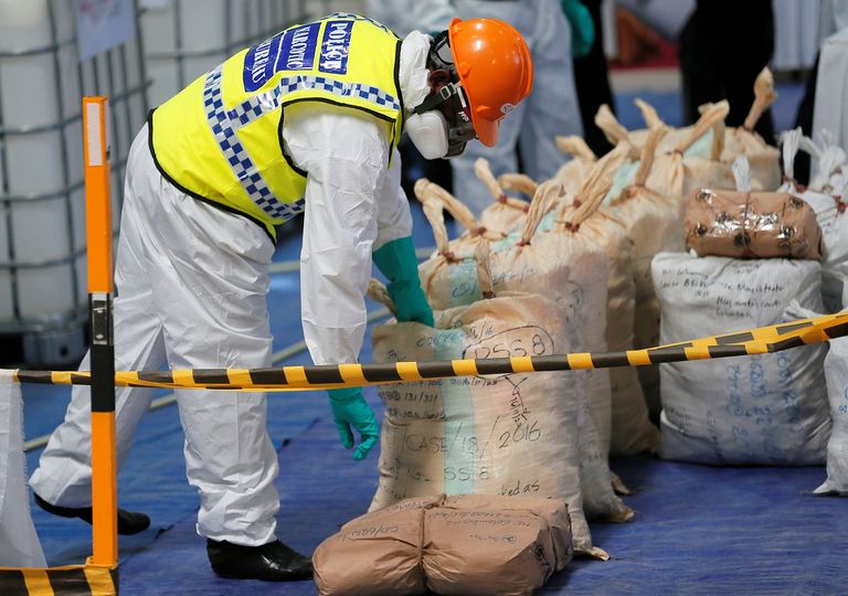 من وقائع نقل المخدرات لإعدامها