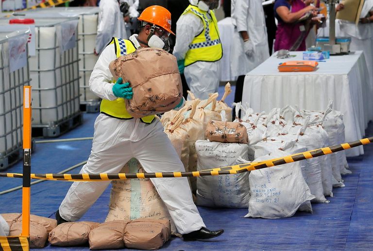 من وقائع نقل المخدرات لإعدامها