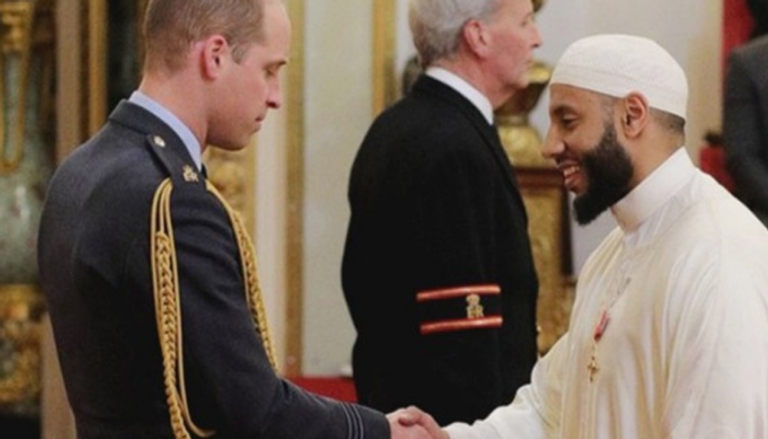 الأمير ويليام يكرم إمام المسجد البطل