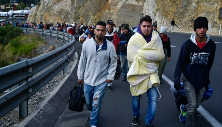مهاجرون فنزويليون في طريقهم إلى كولومبيا- الفرنسية