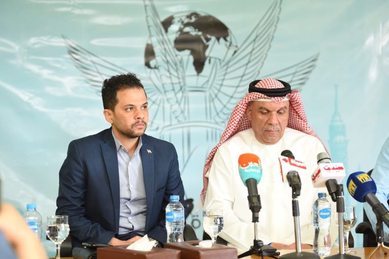 الكاتب إسماعيل عبدالله خلال الندوة