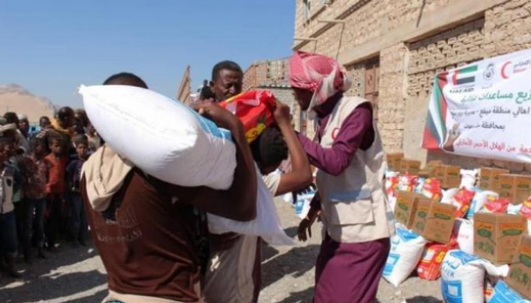 الهلال الأحمر الإماراتي يوزع مساعدات غذائية في اليمن - أرشيفية