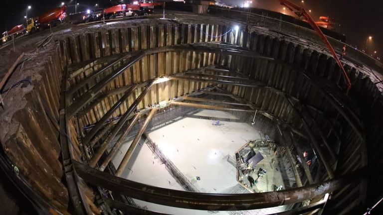 عمق المسبح البولندي يصل إلى 45 مترا