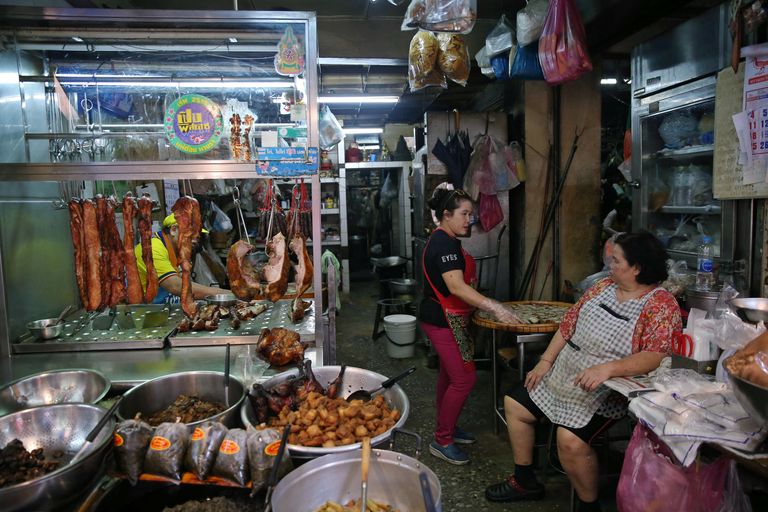 مُدمِن الطعام لا يتمالك نفسه أمام الأكل