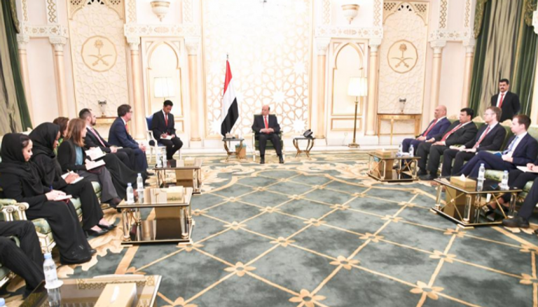 الرئيس اليمني يلتقي خبراء العقوبات لدى بلاده