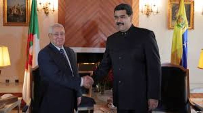 رئيس مجلس الأمة الجزائري عبدالقادر بن صالح مع الرئيس الفنزويلي