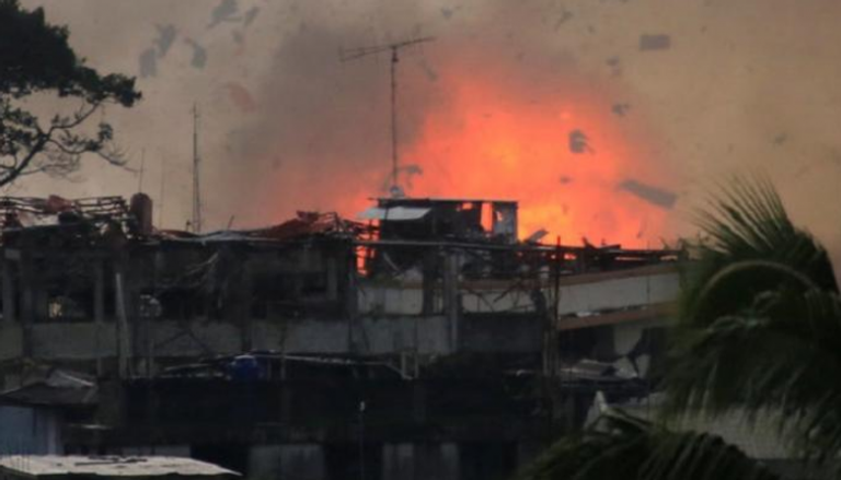 انفجار ناجم عن قصف الجيش الفلبيني مواقع لجماعات إرهابية
