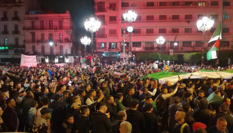 احتفالات الجزائريين بعد إعلان بوتفليقة استقالته