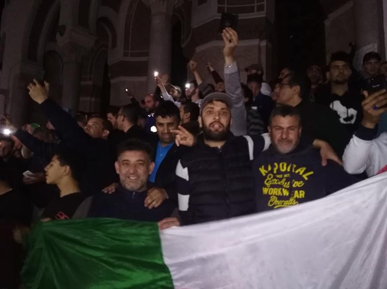 احتفالات الجزائريين بعد إعلان بوتفليقة استقالته